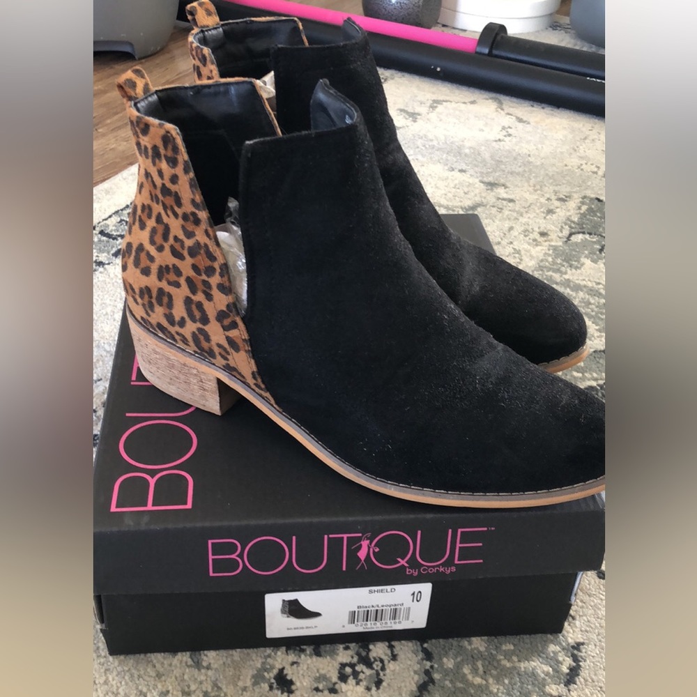 Black/Leopard booties Women’s Size 10